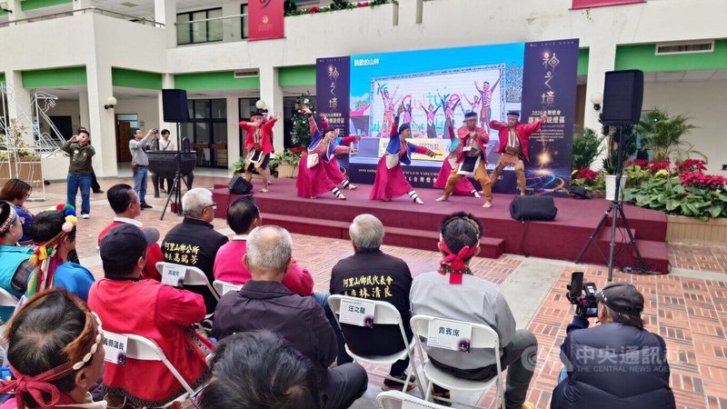 嘉義縣政府2日舉行2026台灣燈會鄒族傳說燈區開箱記者會，鄒族青年舞蹈表演暖場，歡迎民眾3月3日到15日到嘉義賞花燈。中央社記者蔡智明攝　115年2月2日