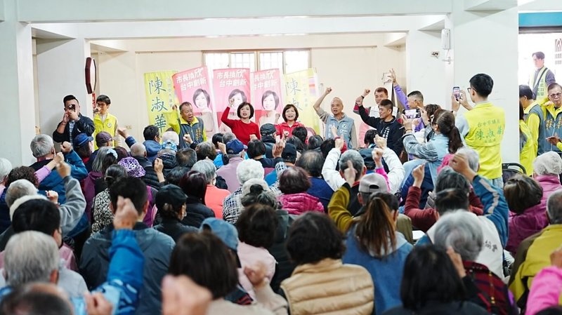 民進黨已經提名由黨籍立委何欣純(後左4)參選下屆台中市長,圖為何欣純日前與黨籍市議員陳淑華(後左5)舉辦政見座談會。(何欣純服務處提供)中央社記者趙麗妍傳真 115年2月2日