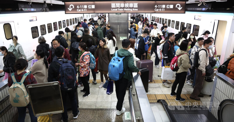 圖為台北車站月台人潮。（中央社檔案照片）