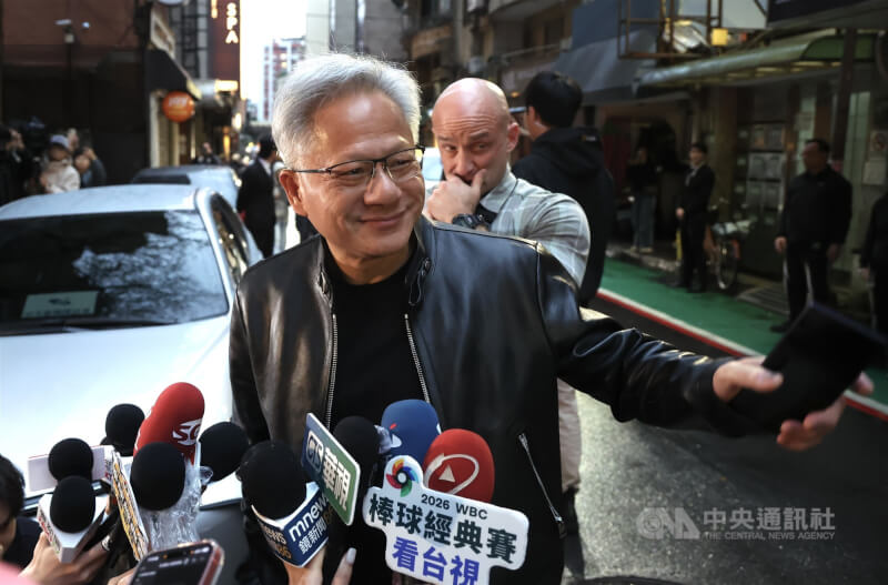 輝達（NVIDIA）執行長黃仁勳（前）1日傍晚與台積電董事長暨總裁魏哲家等人餐敘，餐會前接受媒體聯訪。（中央社檔案照片）