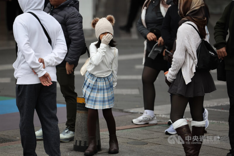 圖為台北市萬華區行人戴手套、毛帽禦寒。（中央社檔案照片）