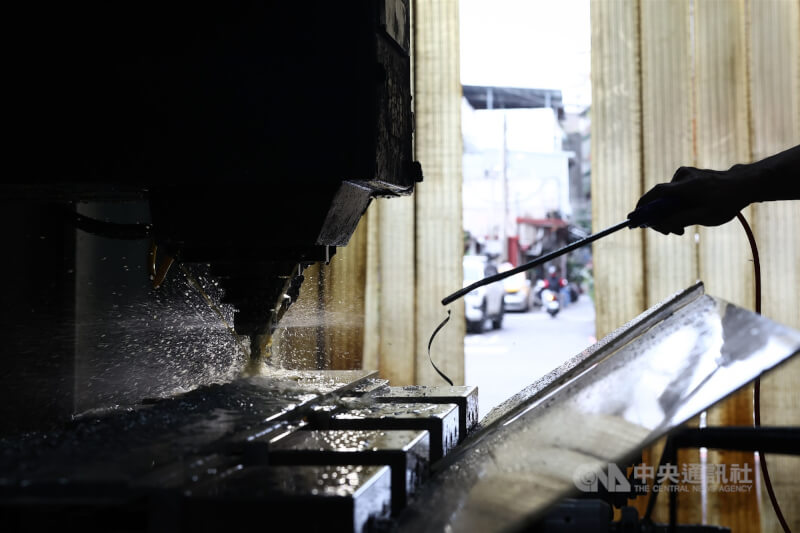 圖為新北市新莊區一間工廠運作情形。（中央社檔案照片）