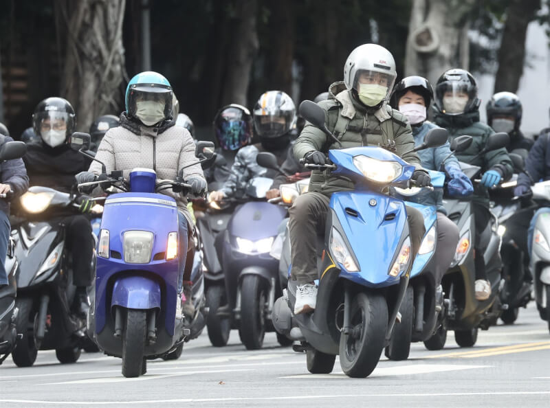 中央氣象署表示，大陸冷氣團預估影響至3日清晨，西半部低溫約攝氏13、14度，4日至6日天氣穩定，局部地區防日夜溫差大。圖為北市大同區民眾穿著保暖衣物騎車。（中央社檔案照片）