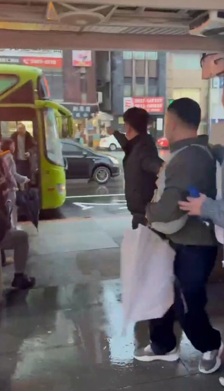 謝姓男子（右2）指到基隆觀光，原本要搭公車誤乘國道客運，詢問能否在合法站點下車，但司機態度差還掐他頸部；業者說，2088線為國道客運，不可非法短端載客，乘客下車時罵髒話激怒司機，將保留證據以維護司機權益。（謝姓男子提供）中央社記者王朝鈺傳真　115年2月2日