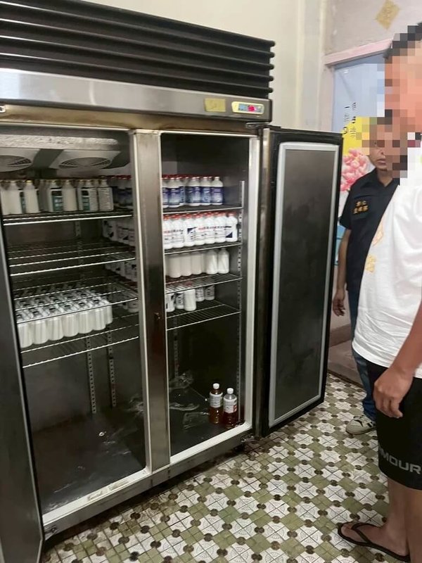 雲林縣劉姓男子（白衣者）在雲林沿海養鴨，114年起自大陸非法進口未經許可的禽流感疫苗達1886瓶，並以地板清潔劑等名義虛報，規避查緝；檢方2日偵結，認劉姓男子涉犯動物用藥品管理法，依法提起公訴。（檢方提供）中央社記者姜宜菁傳真　115年2月2日