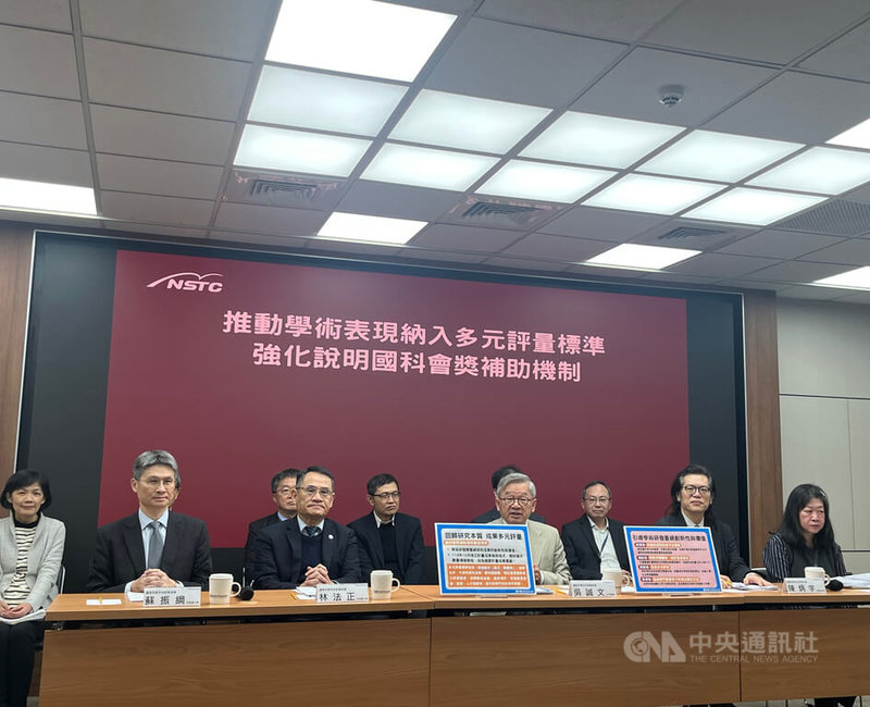 國科會主委吳誠文（前排左3）2日表示，研究不應只在意論文數量，國科會已推動學術成果多元評量，廢除研究計畫成果報告中的量化成果彙整表，引導科研評量回歸研究品質、原創性與社會貢獻。中央社記者趙敏雅攝　115年2月2日