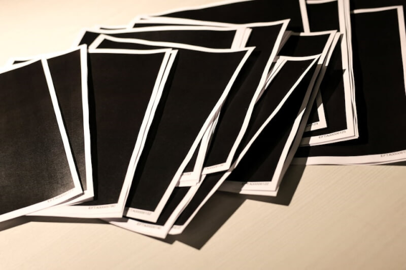 美國司法部公開已故性犯罪富豪艾普斯坦檔案包含一疊完全被塗黑頁面。（路透社）