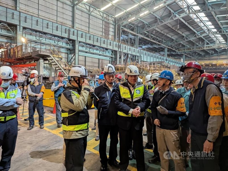 勞動部3日舉辦全國歲末春安聯合檢查，中區前往中龍鋼鐵公司現場視察，共計發現違反15項、停工1處，勞動部次長李健鴻（前右3）及台中市副秘書長張大春（前右4）等人出席。中央社記者蘇木春攝　115年2月3日