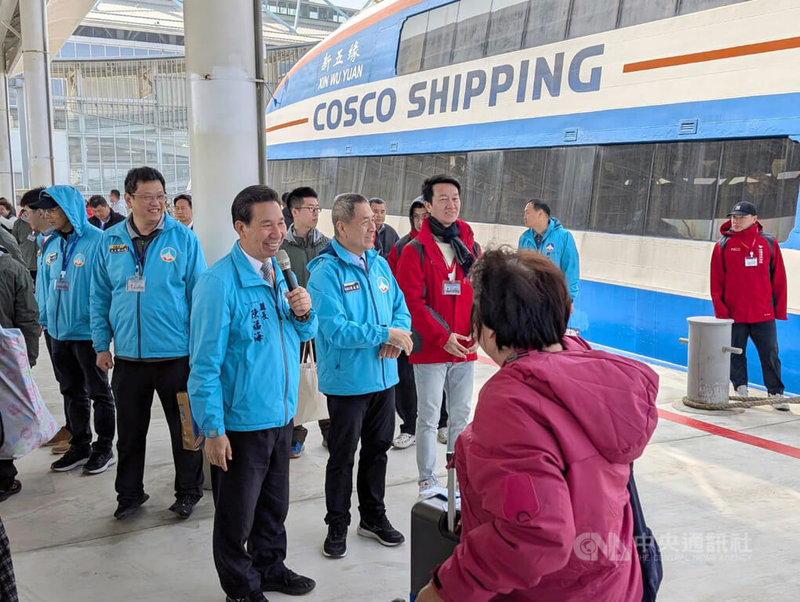 金門港旅運中心3日試營運，縣長陳福海（持麥克風者）特地至碼頭迎接抵達金門旅客。中央社記者吳玟嶸攝　115年2月3日