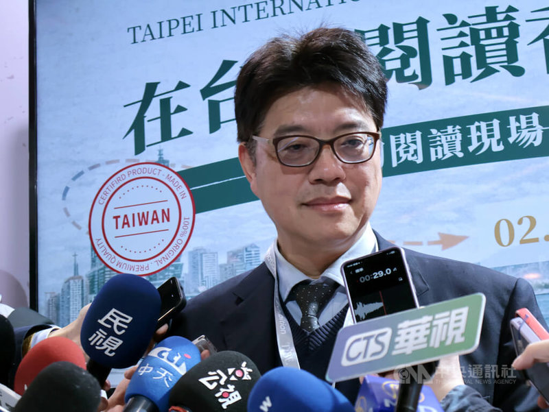 陸委會主委邱垂正3日下午前往台北國際書展出席「在台灣閱讀香港」專區開幕茶會，他於會前受訪。中央社記者李雅雯攝　115年2月3日