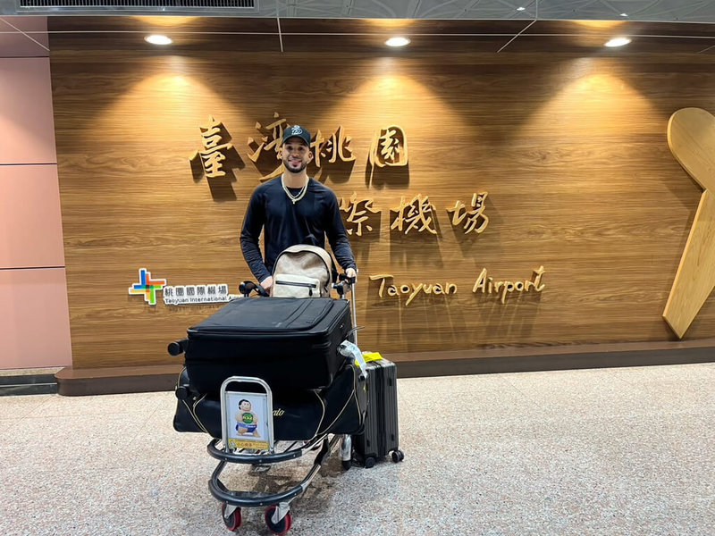 中華職棒富邦悍將隊即將在4日舉辦開訓典禮，洋砲邦力多（Luis Liberato）已抵達台灣，邦力多來自多明尼加，是左投左打攻守俱佳外野手，2025年在韓國職棒韓華鷹隊半個球季，繳出超過3成打擊率、有10轟的優異表現。（富邦悍將提供）中央社記者謝靜雯傳真　115年2月3日