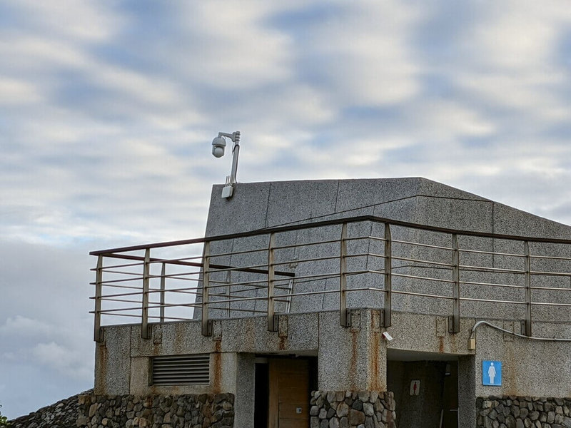 東部海岸國家風景區管理處設置在台東加路蘭遊憩區的即時影像鏡頭，日前遭人轉動。東管處強調，即時影像除提供即時畫面，也同步串聯災害預警，如任意破壞將依法求償，絕不寬貸。（民眾提供）中央社記者盧太城台東傳真　115年2月3日