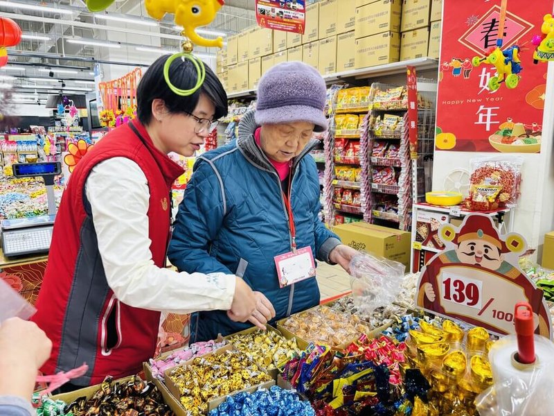 農曆年前，家家戶戶忙著採買年貨，但對獨居偏鄉又行動不便長輩來說，卻費力又有風險。老五老基金會舉辦「陪同購物」，讓獨居深坑的何阿嬤開心買到很久沒吃的巧克力糖。（老五老基金會提供）中央社記者曾以寧傳真　115年2月3日