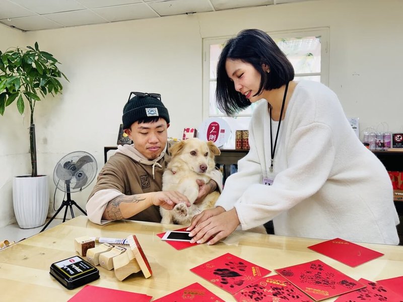 新北市立淡水古蹟博物館即起至2月22日舉行春節活動，首度推出寵物「掌印斗方」，飼主可帶著毛孩至淡水紅毛城體驗手作蓋印，自製專屬的特色春聯。（淡水古蹟博物館提供）中央社記者曹亞沿傳真　115年2月3日