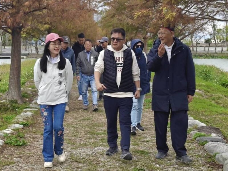 台東縣池上鄉大坡池步道遭遇多次颱風及豪雨破壞，步道受損安全堪慮。民進黨立委陳瑩 （前左）、莊瑞雄（前中）3日與農業部前往會勘，爭取經費整修。（莊瑞雄服務處提供）中央社記者盧太城台東傳真　115年2月3日