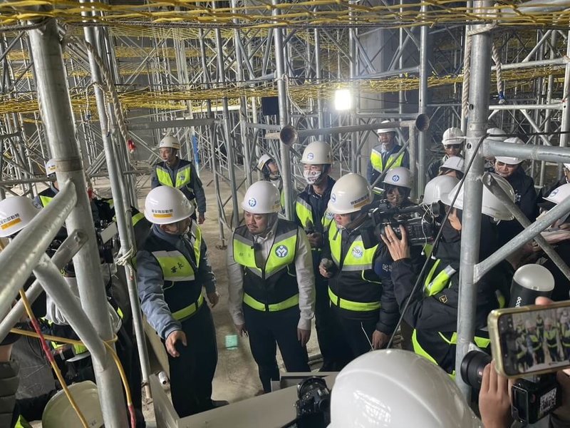 勞動部3日在全國北、中、南區同步實施歲末春安聯合檢查，全台總計開罰新台幣94萬元，其中北區由勞動部長洪申翰（中）帶隊前往位於新北市泰山區的南亞科5A公用廠建築及環境工程。（勞動部提供）中央社記者吳欣紜傳真　115年2月3日