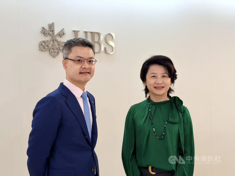 瑞銀3日舉行2026年度全球展望及亞洲前景經濟與投資展望媒體簡報會,圖為瑞銀集團台灣區負責人蘇韋毓(左)、瑞銀財富管理投資總監辦公室大中華區投資總監胡一帆(右)。中央社記者呂晏慈攝 115年2月3日