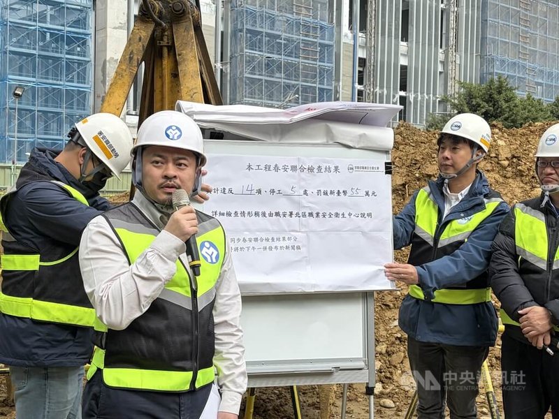 勞動部3日展開全國北、中、南區歲末春安聯合檢查,由勞動部長洪申翰(左)帶隊勞檢位於新北市泰山區的南亞科5A公用廠建築及環境工程,發現有施工架沒有安裝交叉拉桿、天井開口沒有護欄等缺失,初步開罰新台幣55萬元。中央社記者吳欣紜攝 115年2月3日