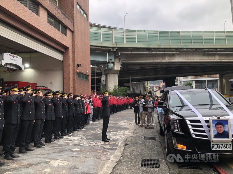 基隆市消防局仁愛消防分隊小隊長詹能傑,1月間在火場捨身救人殉職,移靈車隊3日上午11時許抵達仁愛分隊,由第一救災救護大隊大隊長許喬閔行舉手禮,警義消列隊高喊「詹能傑分隊長,任務結束」。中央社記者王朝鈺攝 115年2月3日