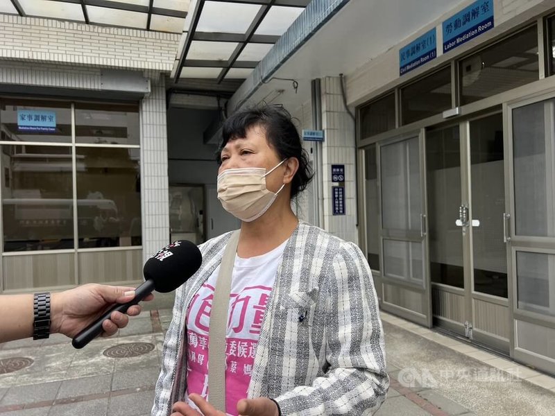 空軍中士蔡學良民國97年在靶場中槍身亡，檢方偵辦後以自殺簽結。蔡學良母親尤瑞敏（圖）向當年蔡學良的連長提出民事訴訟，要求更正蔡學良「自殺說」，台東地方法院3日邀雙方調解但失敗，尤瑞敏受訪談及調解過程。中央社記者盧太城台東攝　115年2月3日