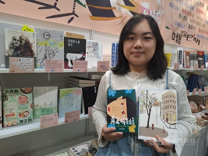 界限書店去年被拒參加香港書展。界限書店店長Leanne表示,正舉行的台北書展成為書店「被看見的新地方」。為配合今年台北書展推廣,該店趕製完成「黃金時刻的重煉——一個驚恐媽媽的旅程」一書,即Leanne手持左邊的書。中央社記者陳鎧妤攝 115年2月3日