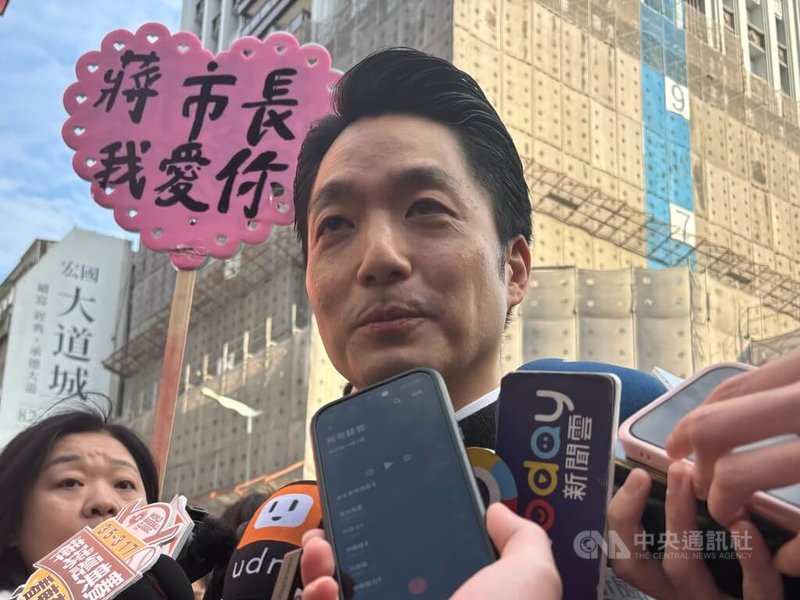 有民眾認為台北年貨大街吸菸區設在大稻埕碼頭過遠，台北市長蔣萬安（前）3日受訪時表示，是因為不希望菸味影響到逛街民眾，所以做出區隔，但市府會不斷精進、隨時調整。中央社記者陳昱婷攝　115年2月3日