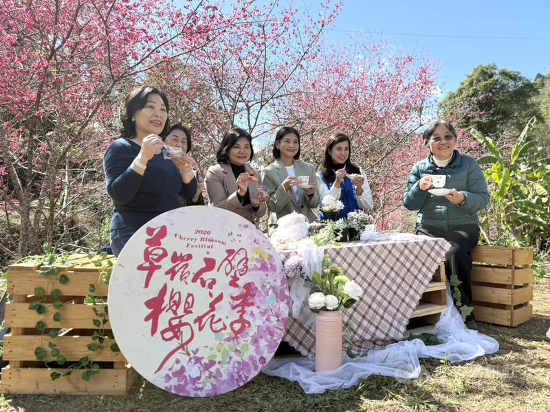雲林縣文化觀光處3日在草嶺石壁美人谷舉行櫻花季行銷宣傳記者會，今年櫻花季期間同步辦理山村市集，展售特色小食等多樣物產，縣長張麗善（右4）邀請民眾前來雲林感受山林春日風景。中央社記者姜宜菁攝　115年2月3日