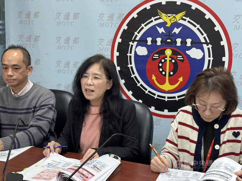 交通部公共運輸及監理司長胡廸琦（中）3日在記者會指出，農曆春節及228連假期間，雙鐵加開超過900班次；出國及返國部分，桃園機場預估每日將有13.7萬至16.4萬人次入出境。中央社記者余曉涵攝　115年2月3日