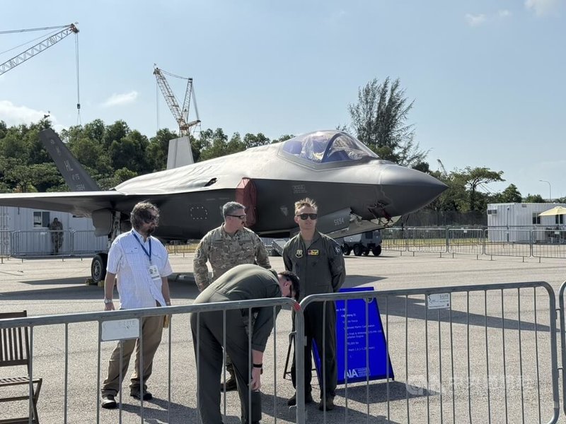 新加坡航展登場，各國軍方人員參與其中，並與參訪者互動。中央社記者吳昇鴻新加坡攝　115年2月3日