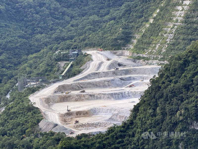 亞洲水泥花蓮廠礦區位於秀林鄉秀林村及富世村,開採面積逾35公頃,預計最大年產量630萬公噸以下,採露天階段式開採,截至2025年10月,開採高程介於海拔195至135公尺。中央社記者張祈攝 115年2月3日