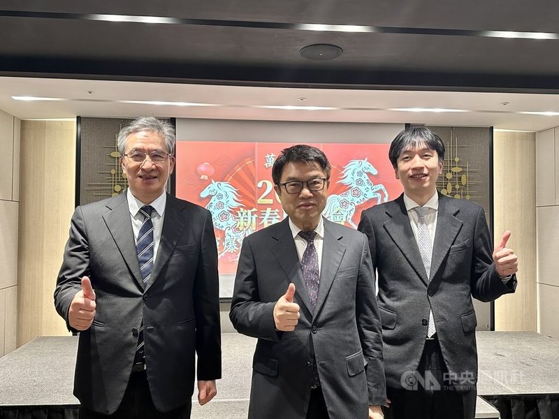 永達保險經紀人公司3日表示，2025年加強推投資型保單，帶動全年新契約保費收入達新台幣39億元。展望2026年，新契約保費將挑戰60億元。圖為永達保經董事長吳文永（中）、總經理陳慶鴻（左）與總經理特助吳柏瑨（右）。中央社記者蘇思云攝　115年2月3日