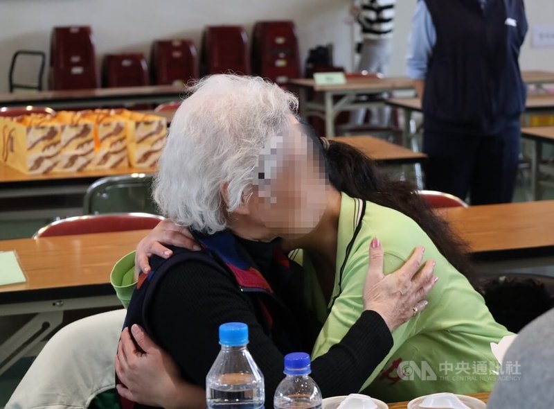 農曆春節將屆,台中女監日前舉辦多場懇親活動,為收容人與家屬提供溫暖連結,有收容人與家屬現場相擁而泣。(翻攝照片)中央社記者蘇木春傳真 115年2月3日