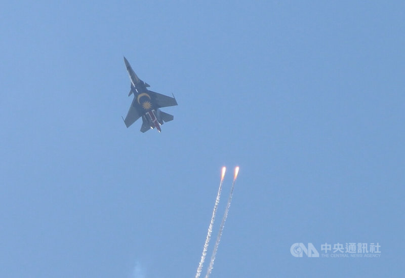 兩年一度的新加坡航空展於2月3日至8日在樟宜展覽中心舉行，眾多航迷與國際媒體到場拍攝飛行表演。圖為馬來西亞Su-30MKM戰機。中央社記者吳昇鴻新加坡攝　115年2月3日