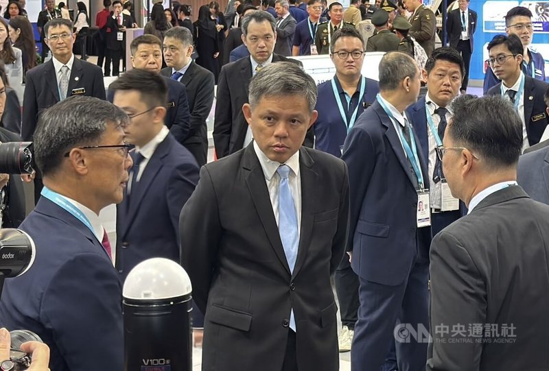 新加坡航展登場，新加坡國防部長陳振聲（中）3日到會場參與剪綵儀式。中央社記者吳昇鴻新加坡攝　115年2月3日