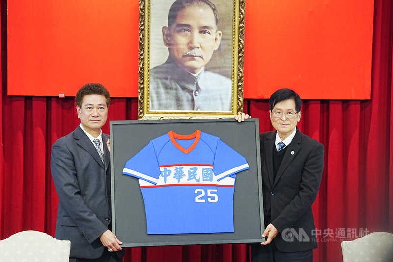 有「假日飛刀手」名號的原民會副主委陳義信（左）3日捐棒球生涯文物給退輔會，由主委嚴德發（右）代表接受。中央社記者游凱翔攝　115年2月3日