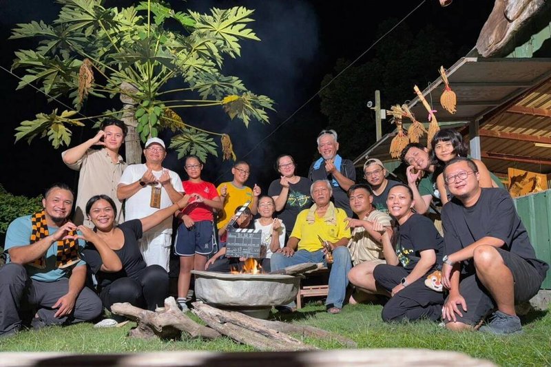 台東縣卑南族民族自治事務促進發展協會自製音樂影片「卑南族凱旋歌」，榮獲布達佩斯「國際音樂影片大獎」的「最佳亞太音樂錄影帶」獎項肯定。圖為「凱旋歌」MV殺青照。（台東縣卑南族民族自治事務促進發展協會提供）中央社記者趙靜瑜傳真  115年2月3日