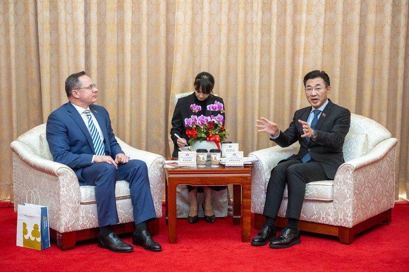 立法院副院長江啟臣（右）3日在國民黨立委陳永康及民進黨立委陳秀寳等人陪同下，接見「中北歐國家國會議員訪問團」一行8人，圖左為立陶宛國會外交委員會副主席帕維里奧尼斯（Žygimantas Pavilionis，另譯：帕季格）。（立法院提供）中央社記者蘇龍麒傳真　115年2月3日