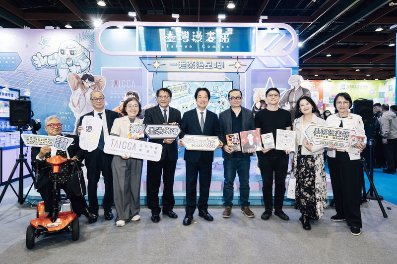 2026台北國際書展開幕，其中「台灣漫畫館」今年主題為「一起來追星吧！」，總統賴清德（中）3日造訪，與交流漫畫家合影留念，也購入多部台漫作品。（文策院提供）中央社記者王寶兒傳真　115年2月3日