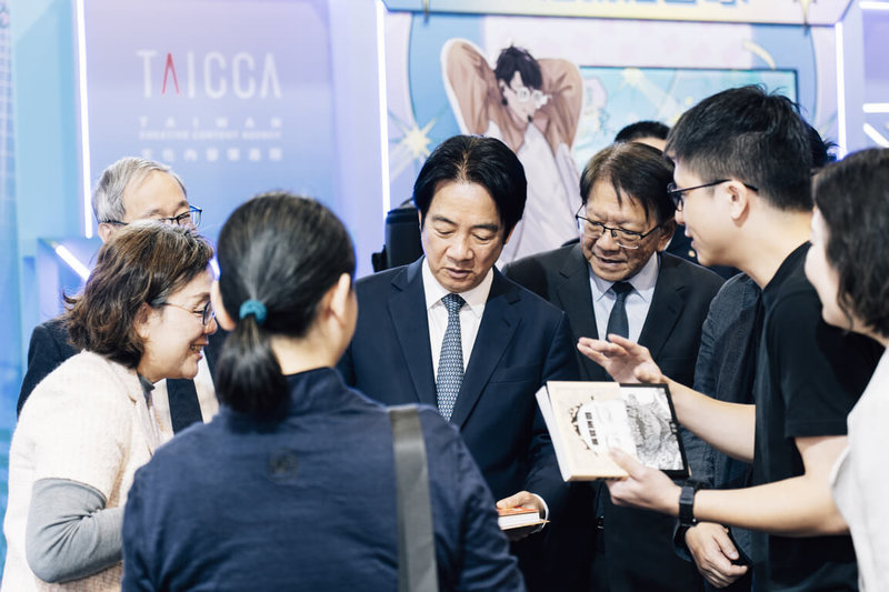 2026台北國際書展3日開幕，文策院籌畫「台灣漫畫館」，董事長王時思（前左1）化身推銷員，向總統賴清德（中）推薦作品。（文策院提供）中央社記者王寶兒傳真　115年2月3日