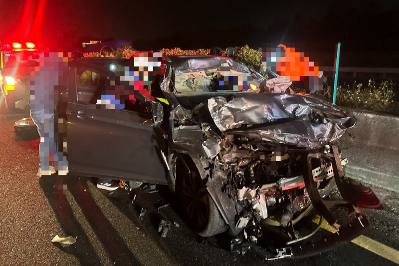 國道1號南向台南段，3日凌晨發生疑似自小客車追撞營業半聯結車事故，自小客車受損嚴重，車內男性駕駛送醫不治。（讀者提供）中央社記者楊思瑞台南傳真  115年2月3日