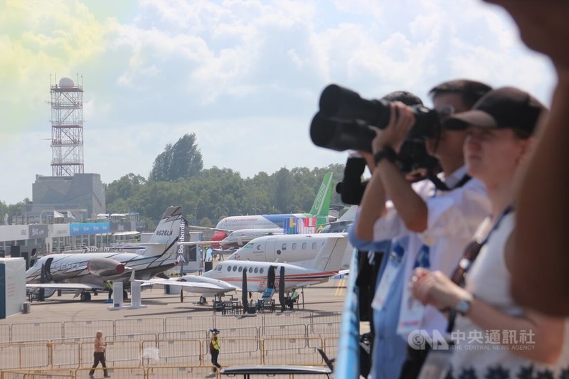 兩年一度的新加坡航空展於2月3日至8日在樟宜展覽中心舉行，眾多航迷與國際媒體到場拍攝飛行表演。中央社記者吳昇鴻新加坡攝　115年2月3日