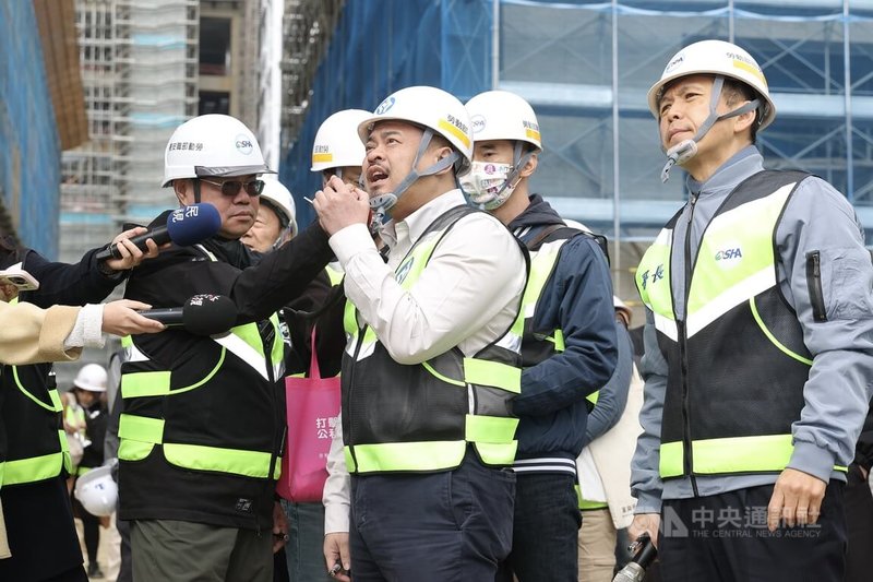 勞動部3日上午同步實施115年全國北、中、南區歲末春安聯合檢查,勞動部長洪申翰(前中)率隊前往新北市泰山區的南亞科稽查,使用對講機與工程人員溝通。中央社記者翁睿坤攝 115年2月3日