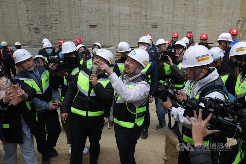 農曆春節將至，勞動部3日上午同步實施115年全國北、中、南區歲末春安聯合檢查，勞動部長洪申翰（前中）率隊前往位於新北市泰山區的南亞科5A公用廠建築及環境工程稽查。中央社記者翁睿坤攝　115年2月3日