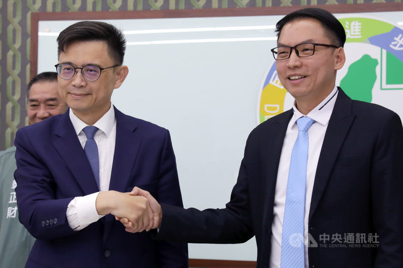 民進黨高雄市長參選人賴瑞隆（前左）3日拜會民進黨高雄市黨部主委黃文益（右）；黃文益宣布，將無償提供鳳山黨部作為賴瑞隆競選辦公室，並由市黨部協助相關黨務與人力支援，配合選戰推進。中央社記者張已亷攝　115年2月3日