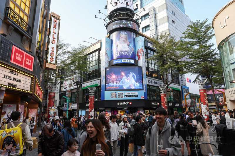 國發會3日舉辦年終記者會,主委葉俊顯指出,今年經濟成長率可望站穩4%,若政府能透過積極政策發揮效益,預期可再推升0.45個百分點,達成4.56%的年度目標。圖為台北西門町商圈人潮。中央社記者吳家昇攝 115年2月3日