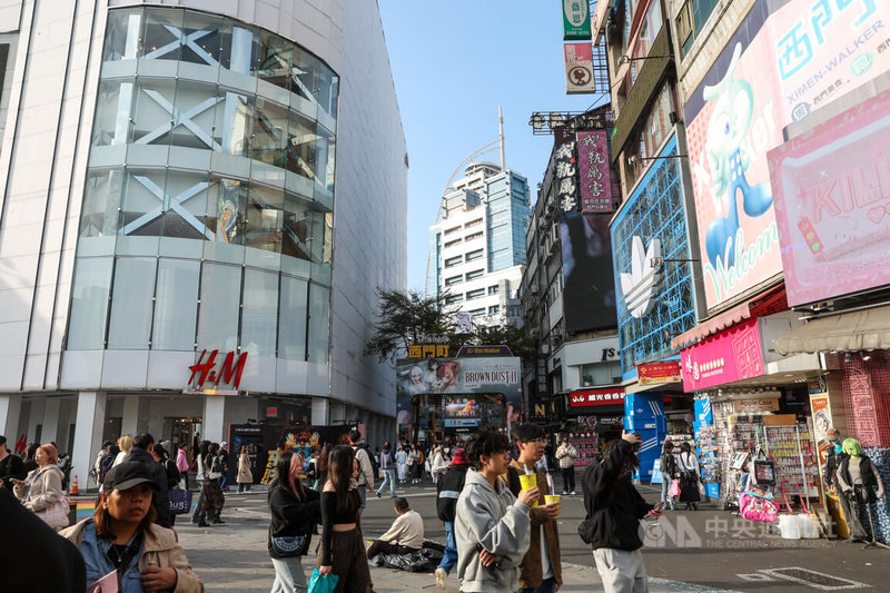 國發會主委葉俊顯表示，在振興民間消費、增加公共支出、帶動民間投資與淨輸出成長等4大推力助攻下，力拚今年經濟成長率達到4.56%，同時設定人均GDP達4萬2170美元為目標。圖為西門町商圈逛街人潮。中央社記者吳家昇攝　115年2月3日