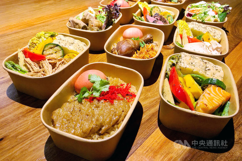 為迎接春節旅運高峰人潮，桃園國際機場有貴賓室率先針對使用旅客推出餐點外帶服務，讓旅客享受美食更輕鬆，也提供更彈性用餐選擇。中央社記者吳睿騏桃園機場攝　115年2月3日