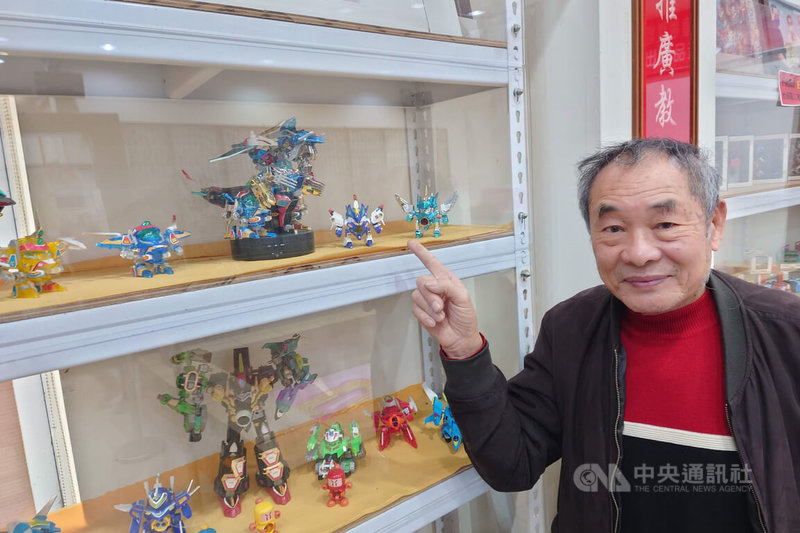 台南古寶無患子故事園區負責人王高榮(圖)收藏約2萬件日本品牌迴力車及各式塑膠玩具公仔等,當中有些還是數十年前廠商限量生產,將在農曆春節假期向大眾分享部分收藏。中央社記者楊思瑞攝 115年2月3日