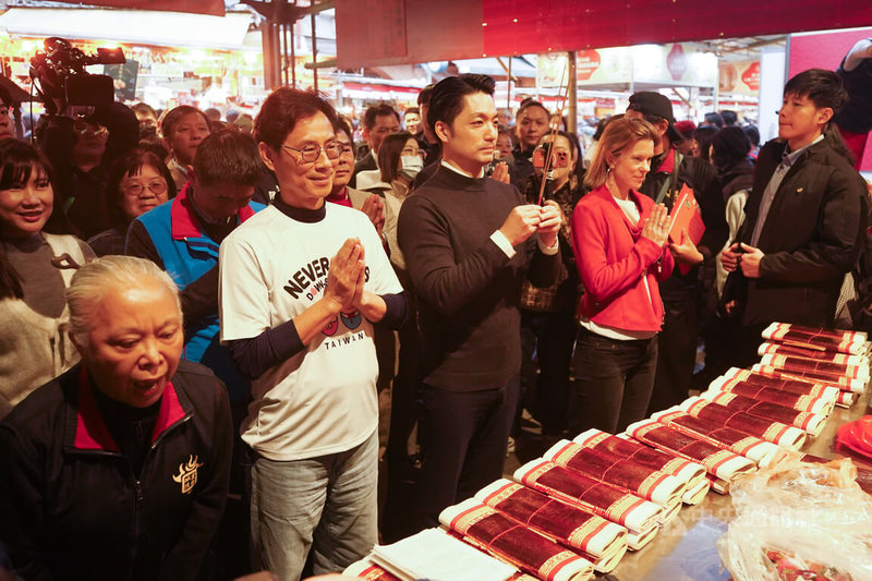 2026台北年貨大街已開跑,台北市長蔣萬安(前左3)3日前往迪化街商圈出席活動,邀請英國駐台代表包瓊郁(Ruth Bradley-Jones)(前左4)至台北霞海城隍廟參拜,體驗台灣文化。中央社記者裴禛攝 115年2月3日