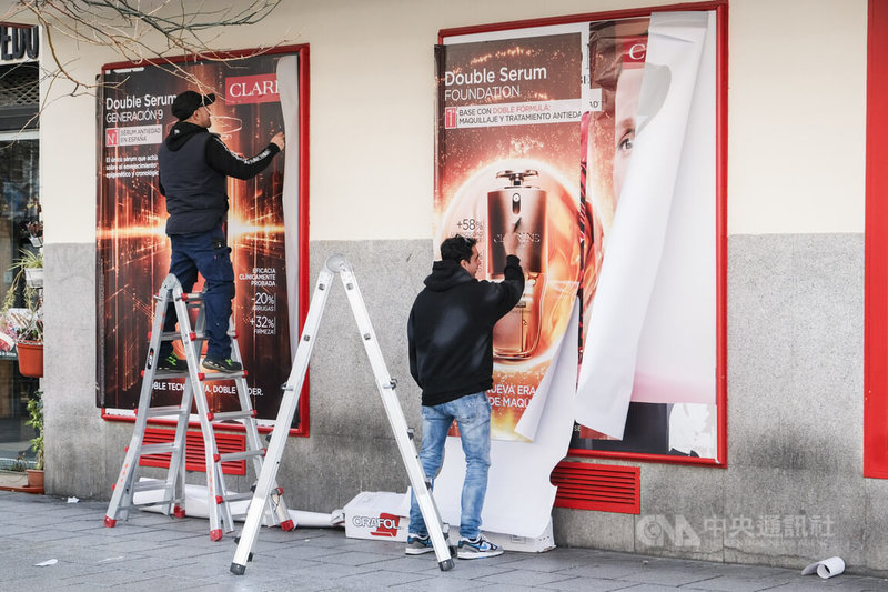 西班牙當局數據顯示，2026年1月份登記就業人數較2025年12月減少逾27萬人。圖為馬德里市區街頭正在更換廣告海報的工人。中央社記者胡家綺馬德里攝　115年2月3日